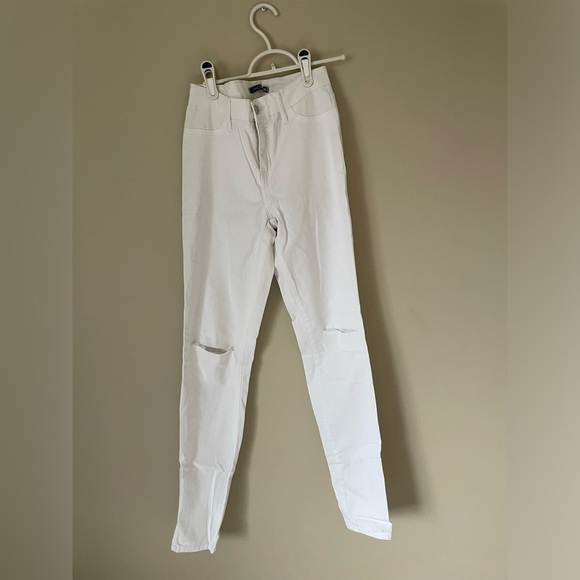 Fashion Nova “Canopy” white skinny jeans with knee rip style size 3 BNWOT - Picture 3 of 5